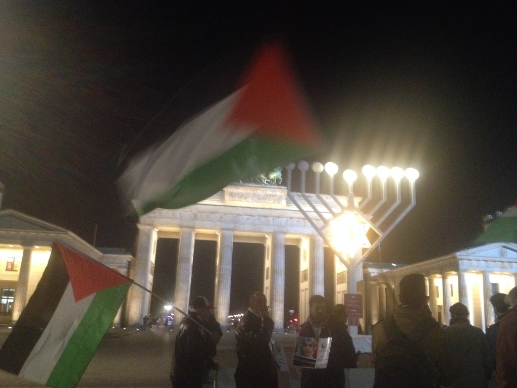 Palestinian solidarity demonstrations in front of the Brandenburger Tor, Berlin, 10 Dec 2015